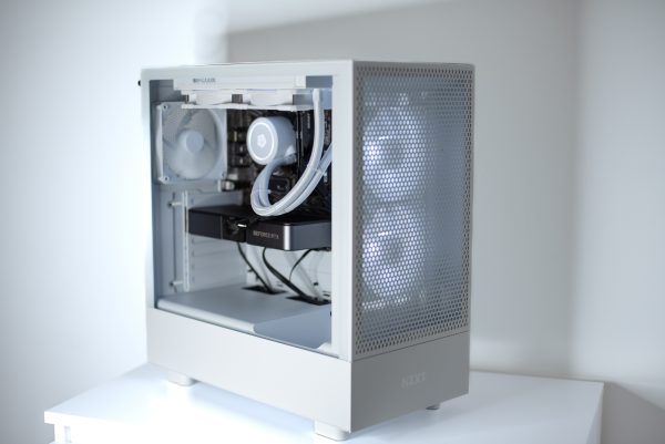 NZXT H5 in white